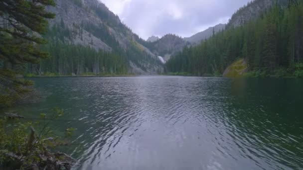 Vacker fjällsjö i Cascade Range — Stockvideo