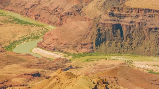 Grand Canyon mit einem Fluss in der Mitte. Tele-Schuss. — Stockvideo