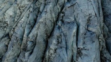 Yukarıdan buzulun havadan görüntüsü - 4k stok hava görüntüsü