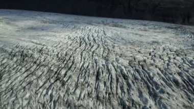 Yukarıdan buzulun havadan görüntüsü - 4k stok hava görüntüsü
