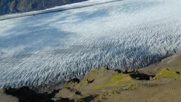 Вид сверху на ледник с высоты птичьего полета - 4k видео с воздуха — стоковое видео