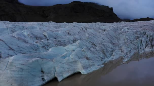 4K antena pięknego lodowca na Islandii z ciemnoszarymi chmurami — Wideo stockowe
