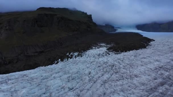 4K aerial of a beautiful glacier in Iceland with dark gray clouds — Stock Video
