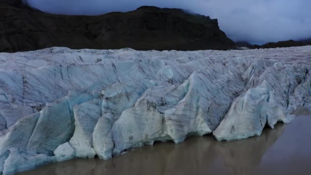 4K antenne van een prachtige gletsjer in IJsland met donkergrijze wolken — Stockvideo