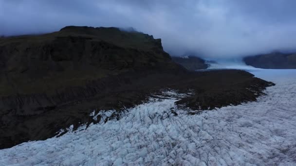 4K в повітрі чудового льодовика в Ісландії з темно-сірими хмарами. — стокове відео