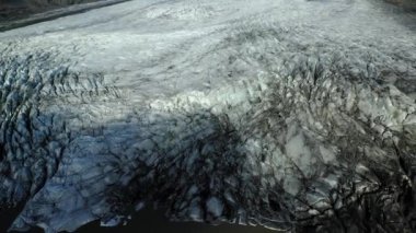 Yukarıdan buzulun havadan görüntüsü - 4k stok hava görüntüsü