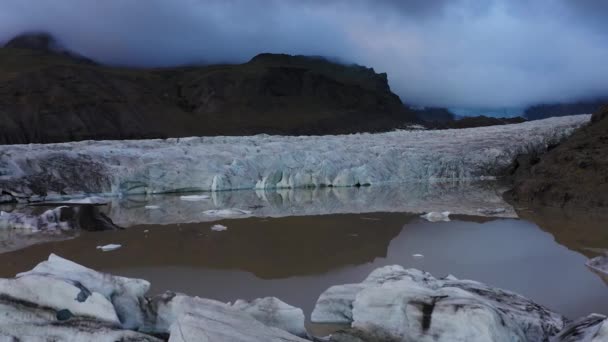 4K aerial of a beautiful glacier in Iceland with dark gray clouds — Stock Video