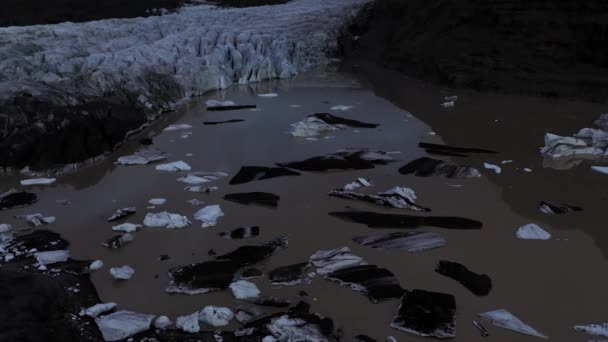 在夕阳西下的时候飞越冰岛的一个布满融化的小冰山的泻湖. — 图库视频影像