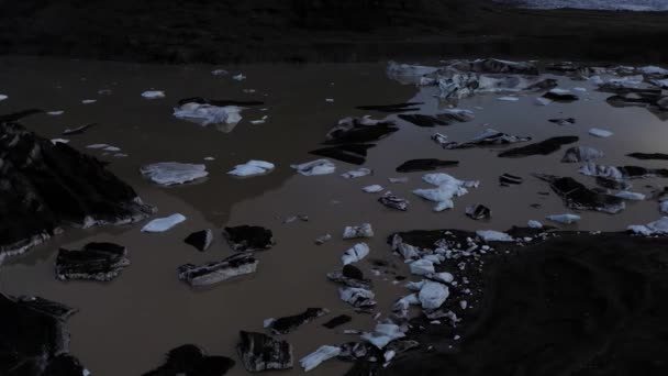 Flyger över en lagun på Island fylld med små smältande isberg vid solnedgången. — Stockvideo