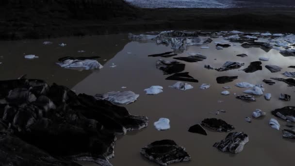 在夕阳西下的时候飞越冰岛的一个布满融化的小冰山的泻湖. — 图库视频影像