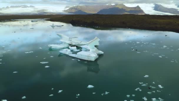 Laguna glaciar aérea con témpanos flotando en Islandia — Vídeos de Stock