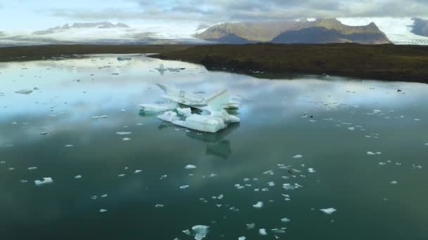 Lagune glaciaire aérienne avec icebergs flottant en Islande — Video