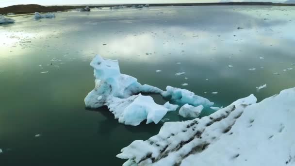 Laguna glaciar aérea con témpanos flotando en Islandia — Vídeos de Stock