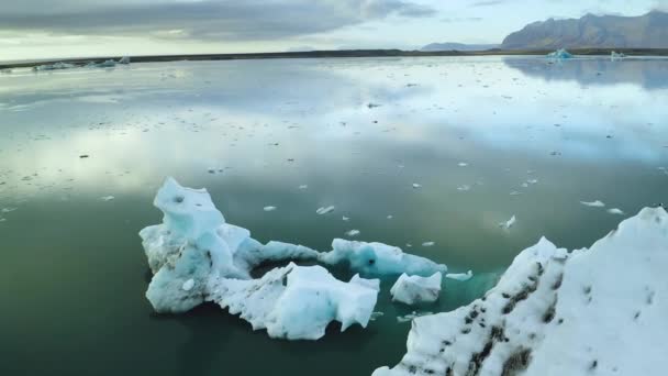 İzlanda 'da yüzen buzdağları olan bir buzul gölü. — Stok video