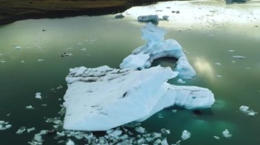 İzlanda 'da yüzen buzdağları olan bir buzul gölü.