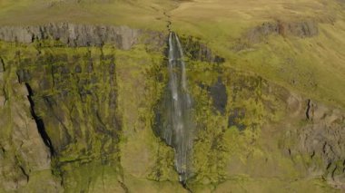 Baharda İzlanda 'daki güzel küçük şelale manzarası.