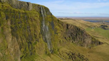 Baharda İzlanda 'daki güzel küçük şelale manzarası.
