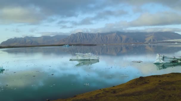 Légi gleccserlagúna jéghegyek úsznak Izlandon — Stock videók