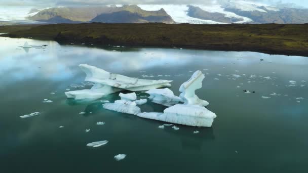 Lotnicza laguna lodowa z górami lodowymi pływającymi w Islandii — Wideo stockowe