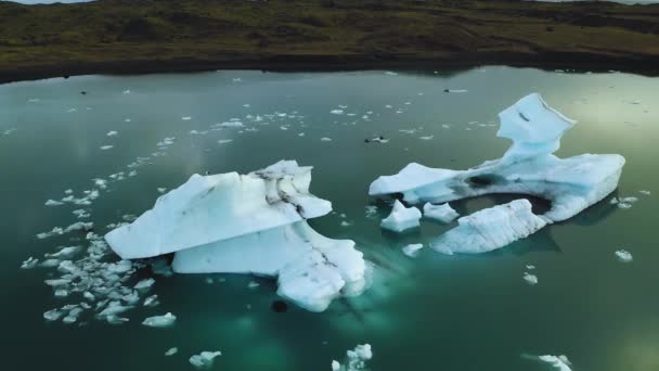 Lagune glaciaire aérienne avec icebergs flottant en Islande — Video