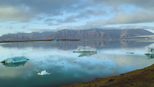 Льодовикова лагуна з айсбергами, що плавають в Ісландії — стокове відео