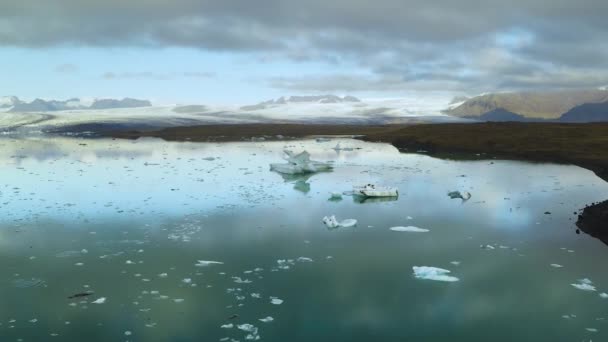 Laguna glaciar aérea con témpanos flotando en Islandia — Vídeos de Stock