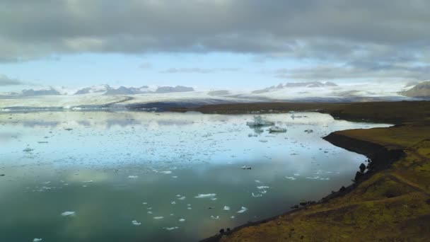 Luftige Gletscherlagune mit in Island schwimmenden Eisbergen — Stockvideo