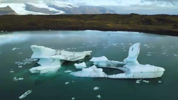 Antenn Glacial lagun med isberg som flyter på Island — Stockvideo