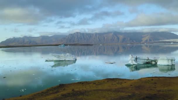 Antenn Glacial lagun med isberg som flyter på Island — Stockvideo