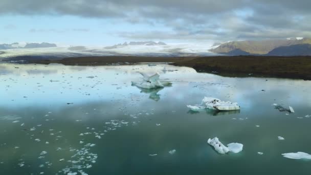 Laguna glaciar aérea con témpanos flotando en Islandia — Vídeos de Stock