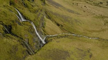 Baharda İzlanda 'daki güzel küçük şelale manzarası.