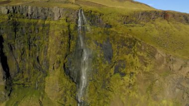 Baharda İzlanda 'daki güzel küçük şelale manzarası.