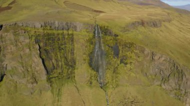 Baharda İzlanda 'daki güzel küçük şelale manzarası.