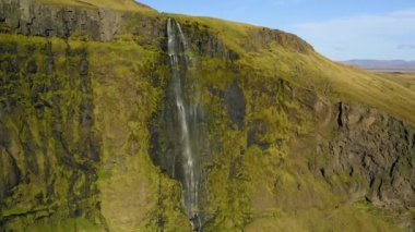Baharda İzlanda 'daki güzel küçük şelale manzarası.
