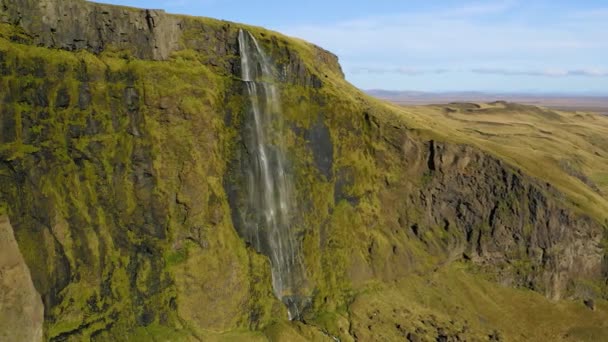 Luchtfoto van een prachtige kleine waterval in IJsland in het voorjaar. — Stockvideo