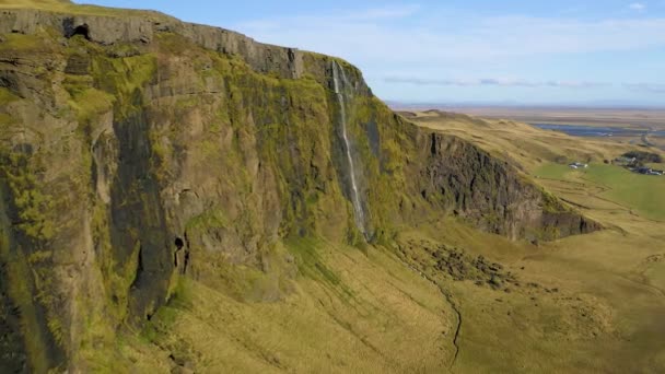 春のアイスランドの美しい小さな滝の空中ビュー. — ストック動画