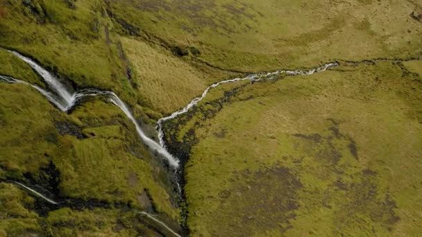 Flygfoto över vackra små vattenfall på Island under våren. — Stockvideo