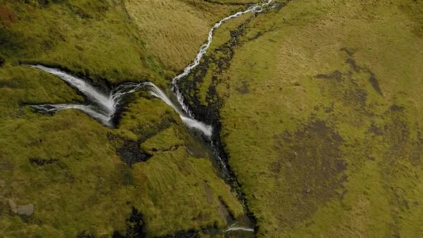 Flygfoto över vackra små vattenfall på Island under våren. — Stockvideo