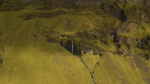 Luchtfoto van een prachtige kleine waterval in IJsland in het voorjaar. — Stockvideo