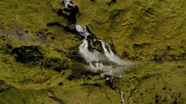 Flygfoto över vackra små vattenfall på Island under våren. — Stockvideo