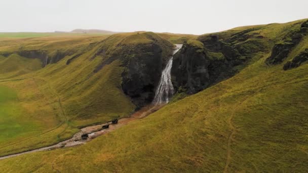 Vue aérienne de la belle petite cascade en Islande au printemps .