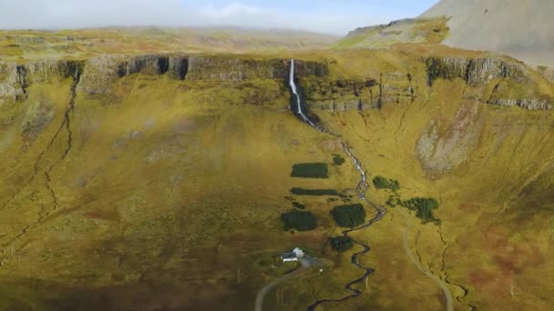 Вид с воздуха на красивый маленький водопад в Исландии весной . — стоковое видео