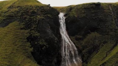 Baharda İzlanda 'daki güzel küçük şelale manzarası.