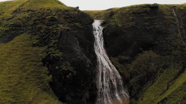 Весною в Ісландії вигляд чудового водоспаду.. — стокове відео