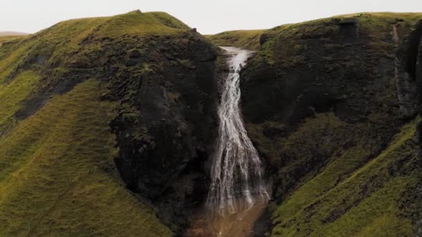 Luchtfoto van een prachtige kleine waterval in IJsland in het voorjaar. — Stockvideo