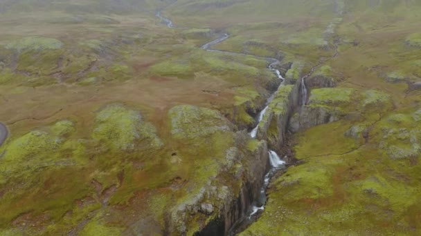 天気の悪い日にアイスランドでKlifbrekku滝の空中ビュー — ストック動画