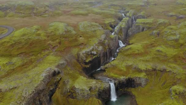 Повітряний вид на водоспад Криббреку в Ісландії в погану погоду. — стокове відео