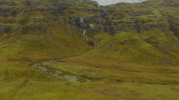 Vista aérea da cachoeira Klifbrekku na Islândia em mau tempo — Vídeo de Stock