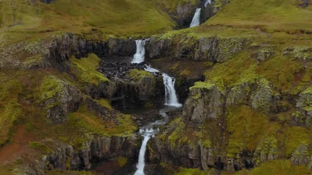 Luchtfoto van Klifbrekku waterval in IJsland bij slecht weer — Stockvideo