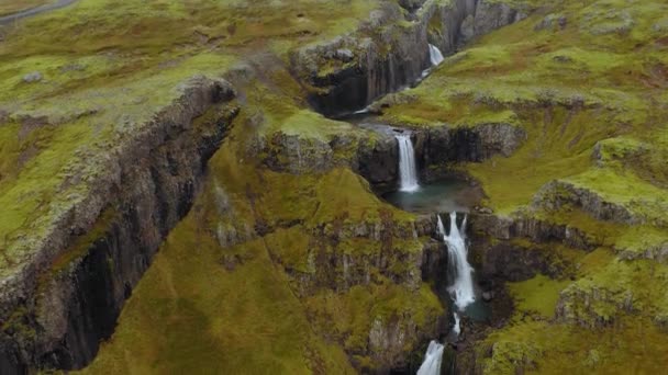 Luchtfoto van Klifbrekku waterval in IJsland bij slecht weer — Stockvideo